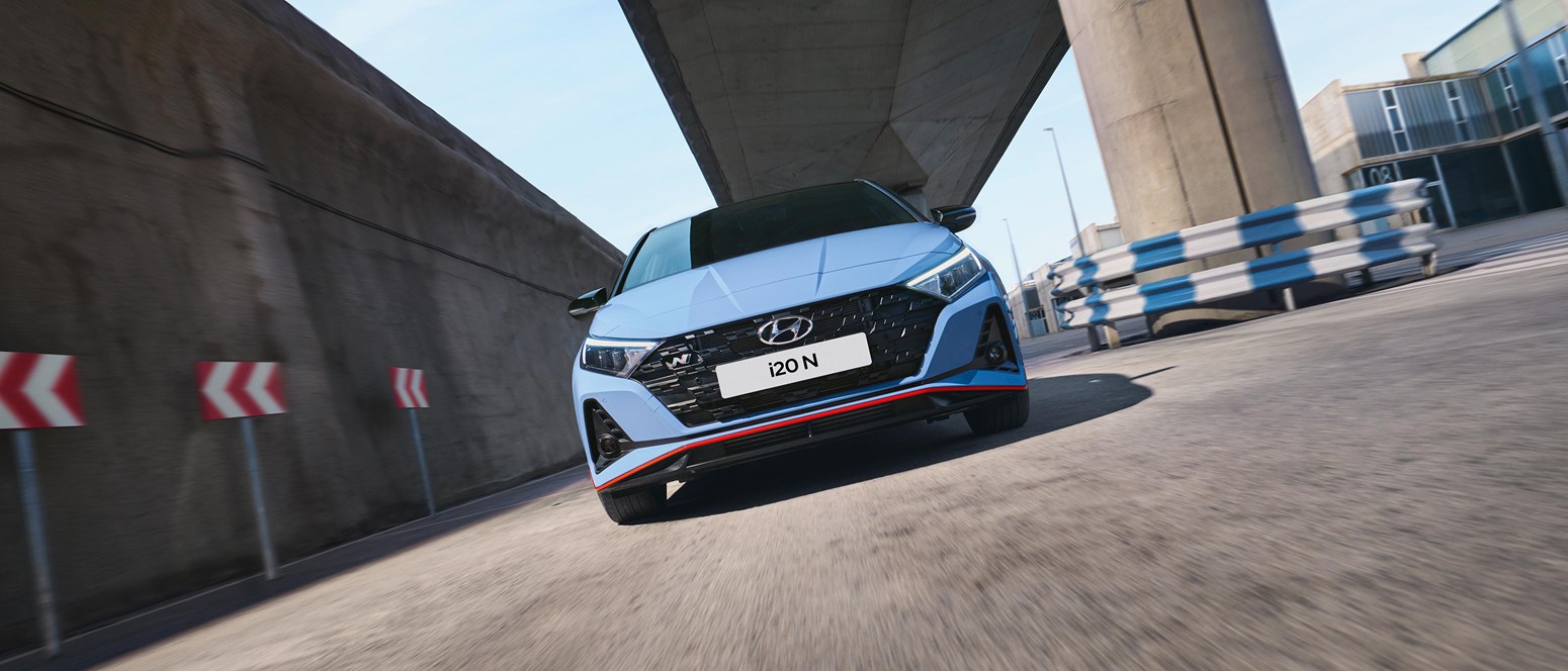 Blå Hyundai i20 N med røde detaljer  