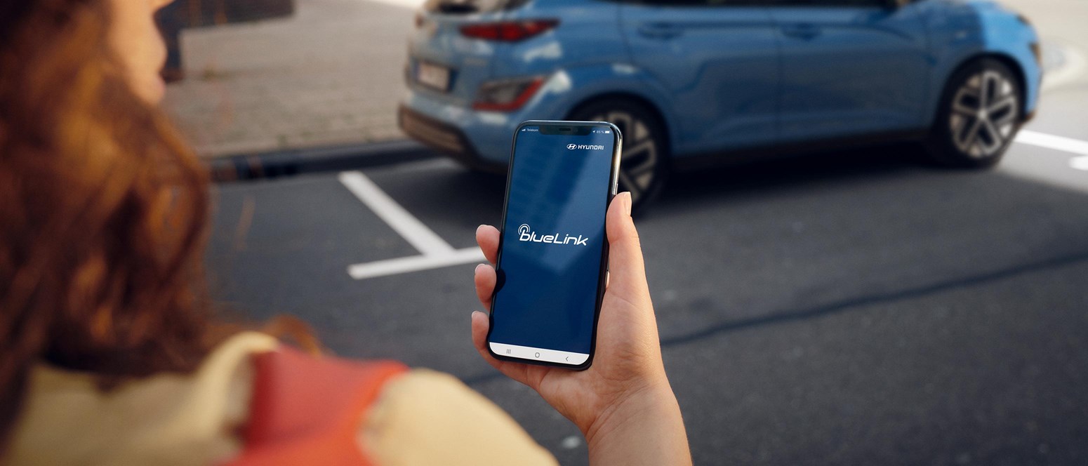 Hyundai Teknik bilejer tjekker sin bluelink app
