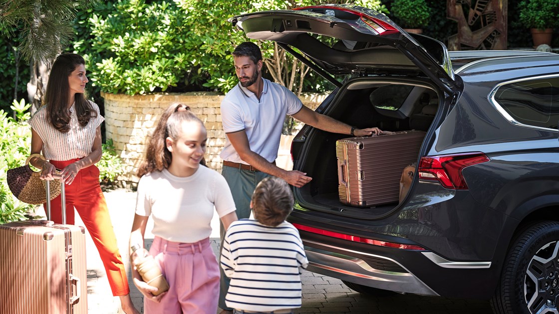 Hyundai forsikring familie pakker bilen med kufferter 