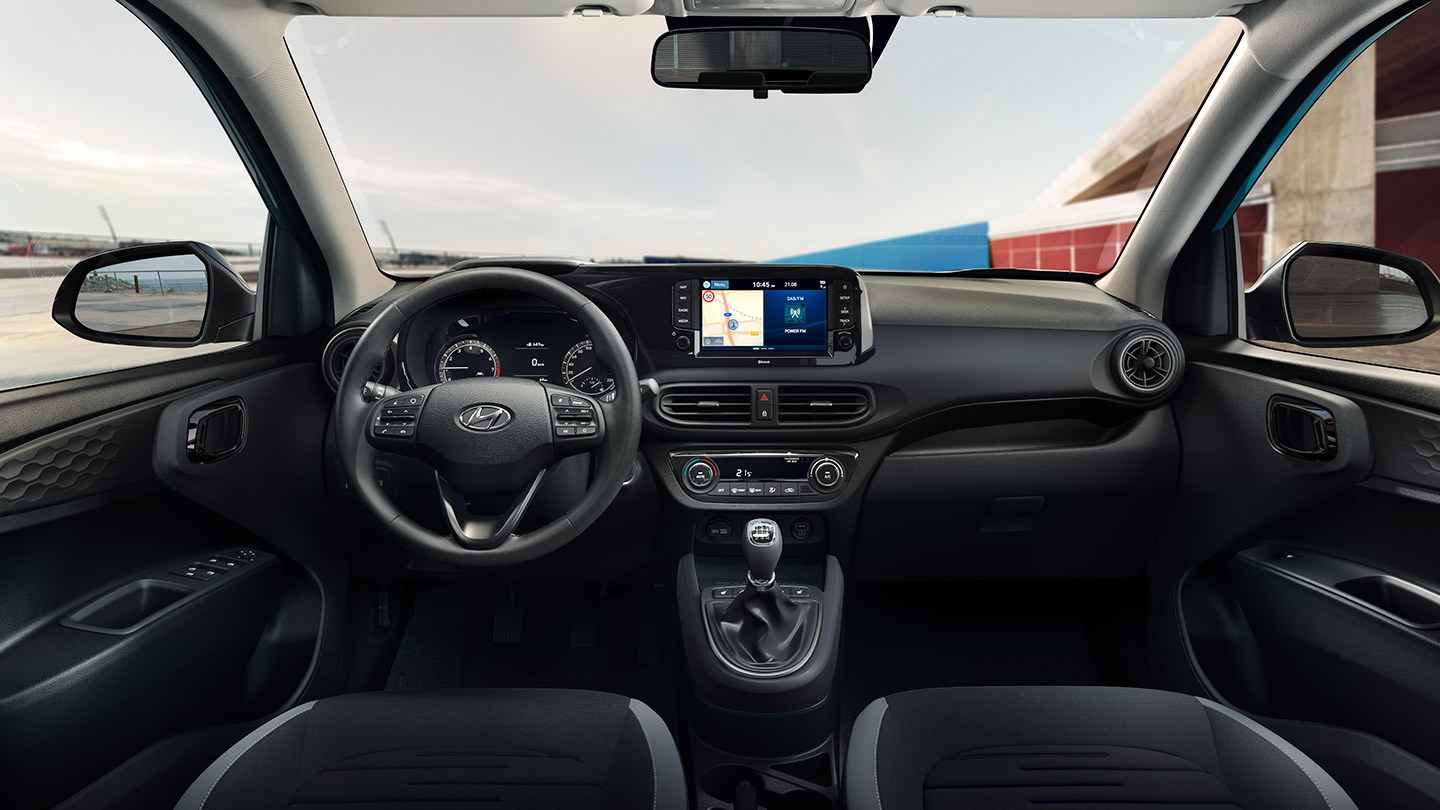 Indvendig kabine i en Hyundai i10 - LCD-display, touchskærm og stor rummelighed.