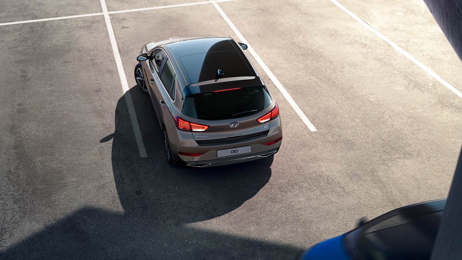 Hyundai i30 5-dørs stopper for bagved krydsende bil på parkeringsplads