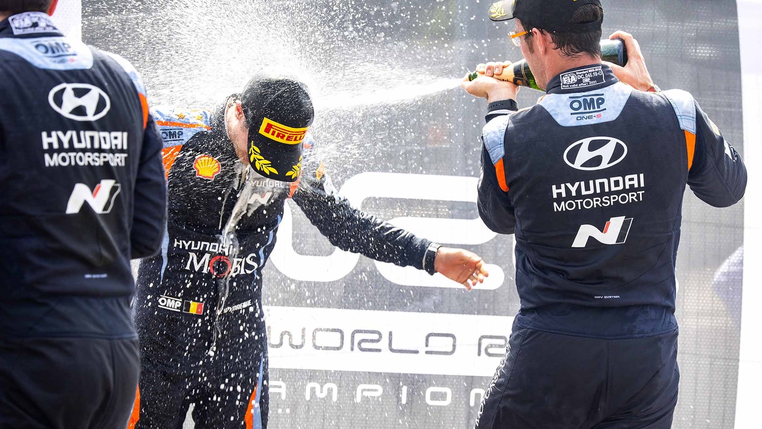 Hyundai motorsport racerkører får champagne ud over sig 
