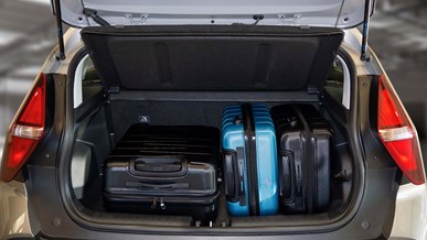 Tre kufferter i bagagerummet på Hyundai BAYON