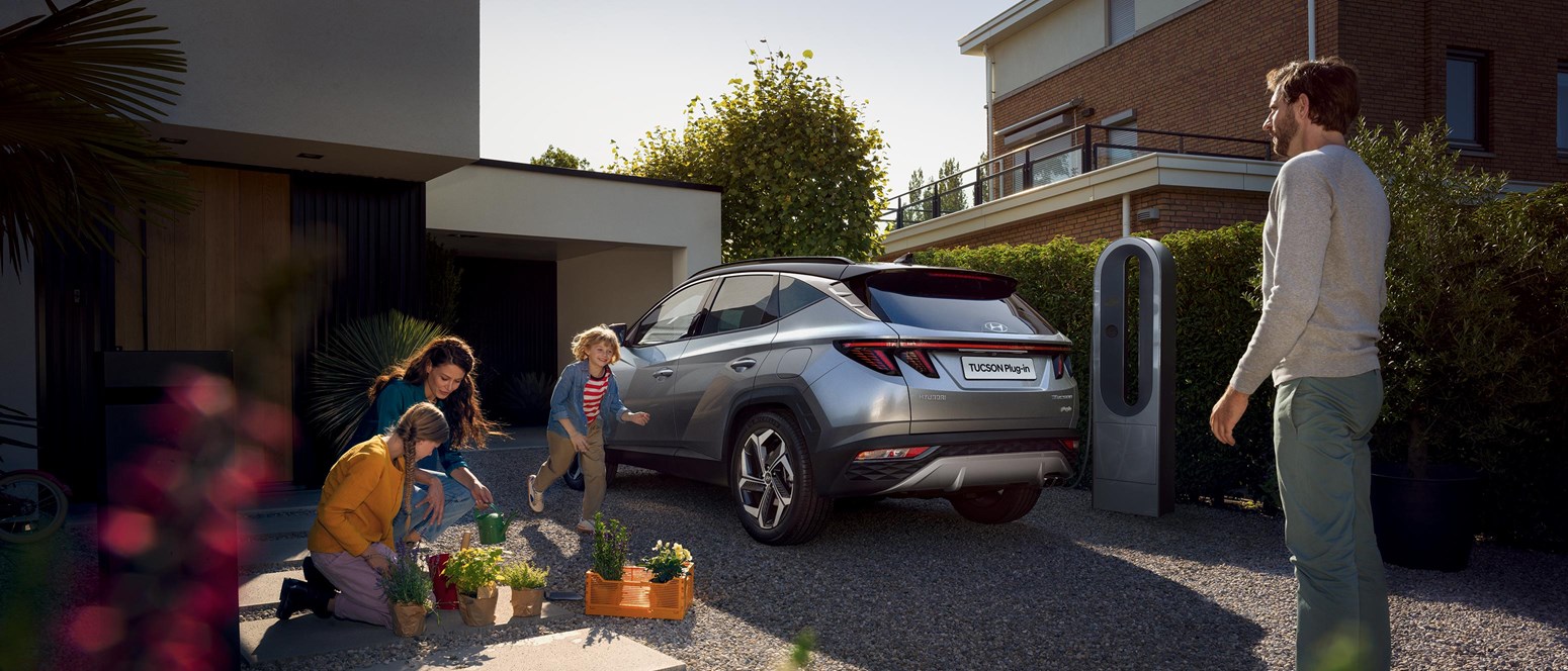 Hyundai Plug-in Hybrid familie samlet i indkørsel foran hus